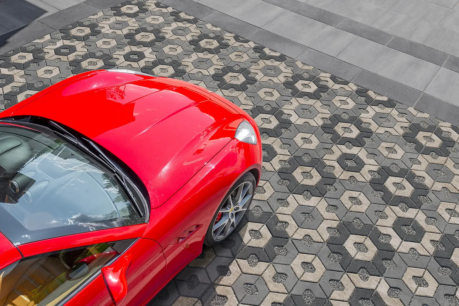 Entrée en pavés Ava à motif hexagonal, image de l'article de Rinox sur le pavé perméable