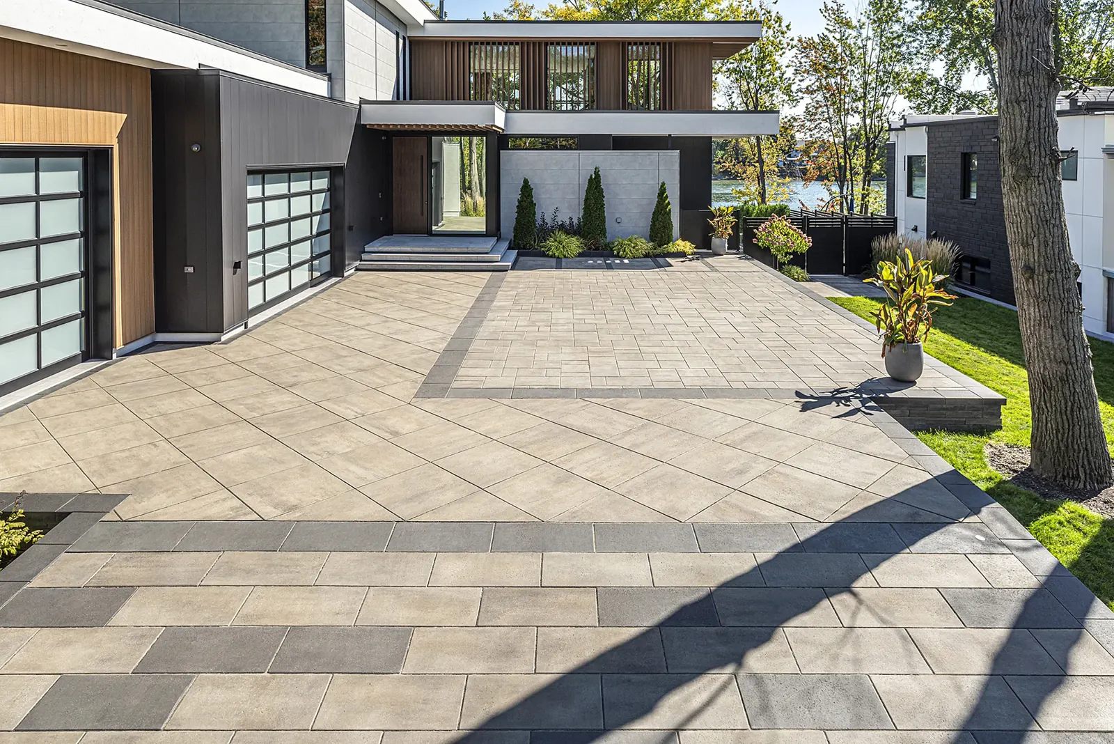 Proma paver driveway in Oka beige with caviar bands in front of a modern house