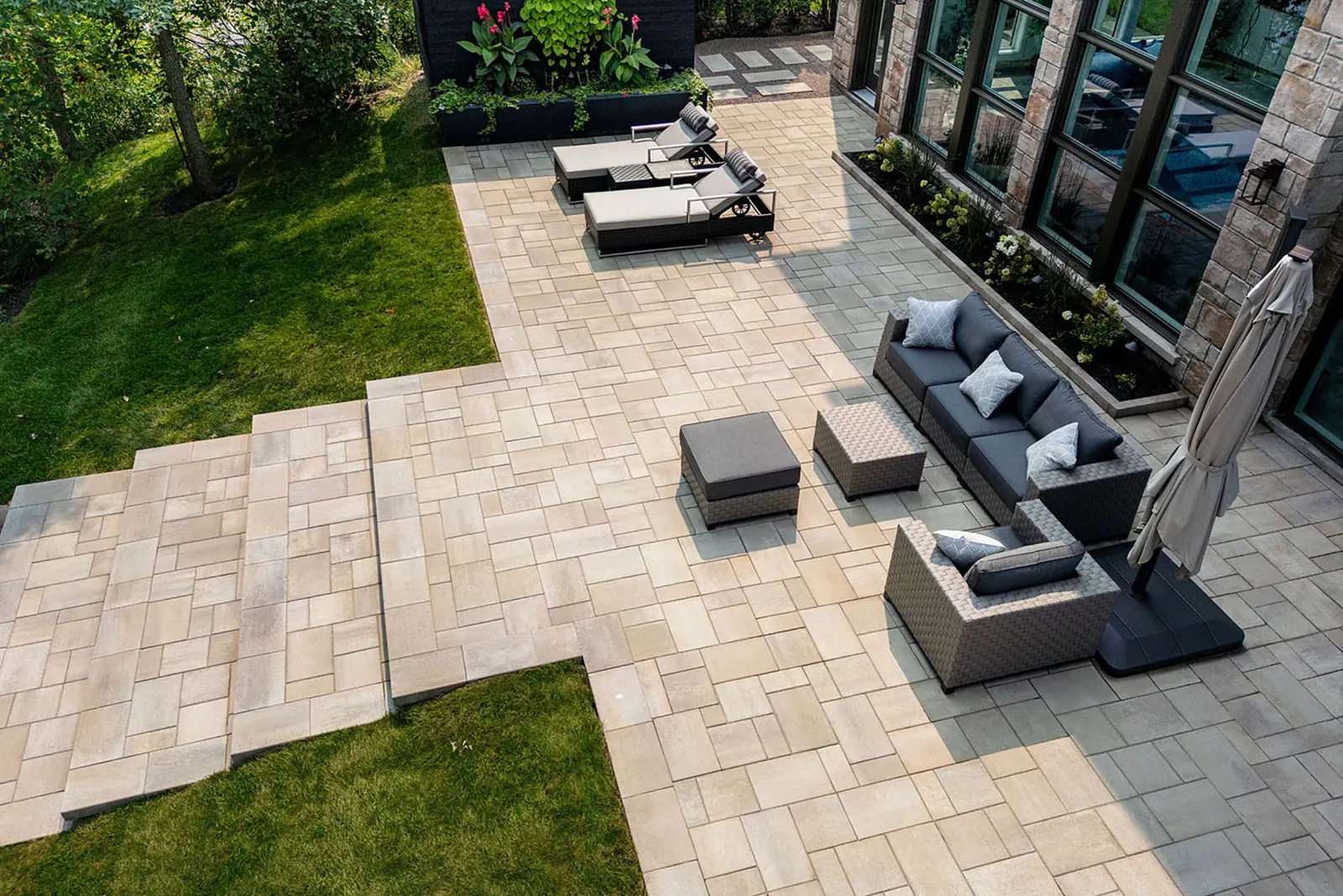 Terrasse en dalles Aspen FLEX beige Oka avec un salon extérieur, vue de haut